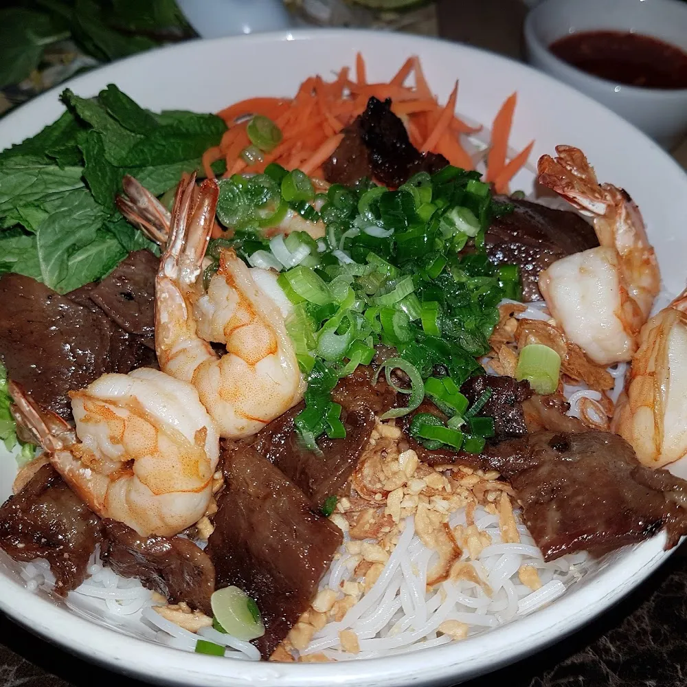Bun Tom thjt Nurong - Grilled Shrimp and Pork Vermicelli Noodles Bowl